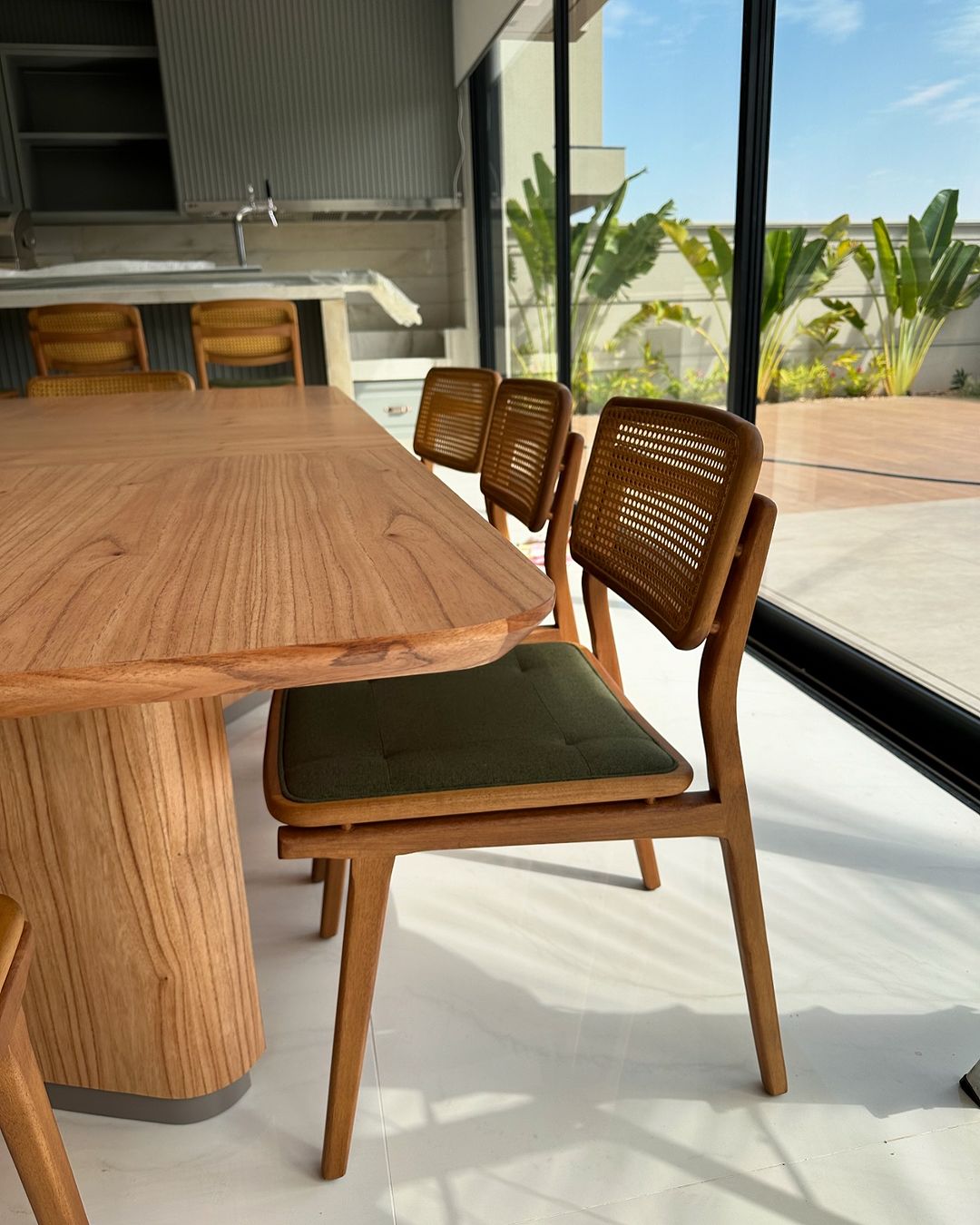 Silla Iasmin Madera Canela con Respaldo Hexagonal de Paja y Asiento Tapizado en Tela 157