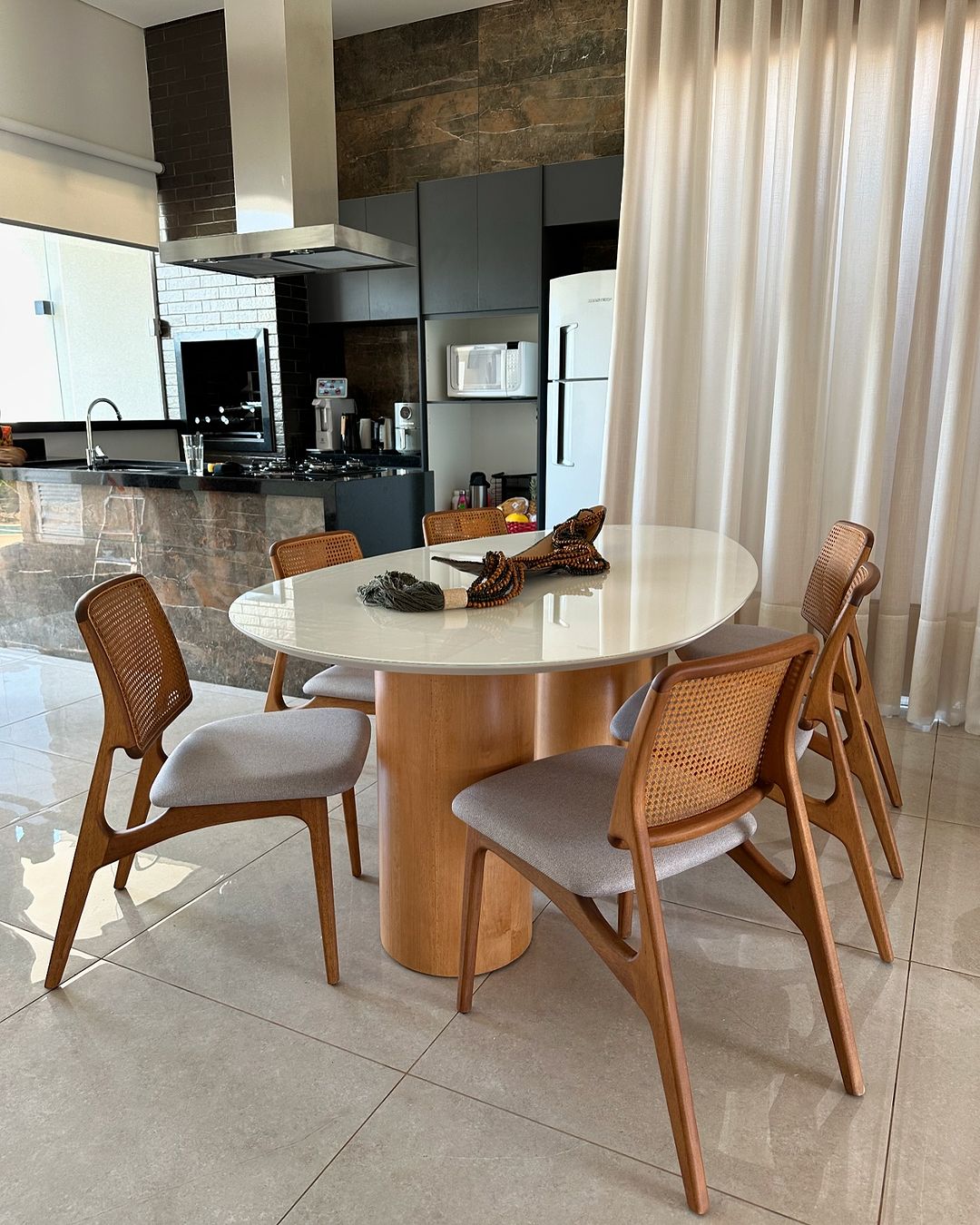 Silla Kozani China Respaldo de madera Respaldo hexagonal de paja Asiento tapizado de tela 121