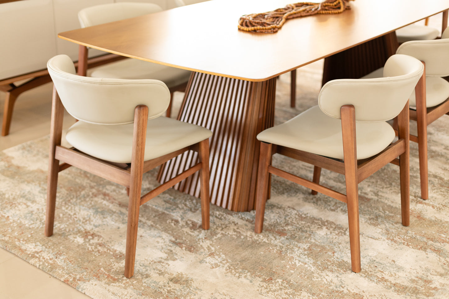 Cadeira Lua Madeira Maciça Assento e Encosto Multilaminado Estofado