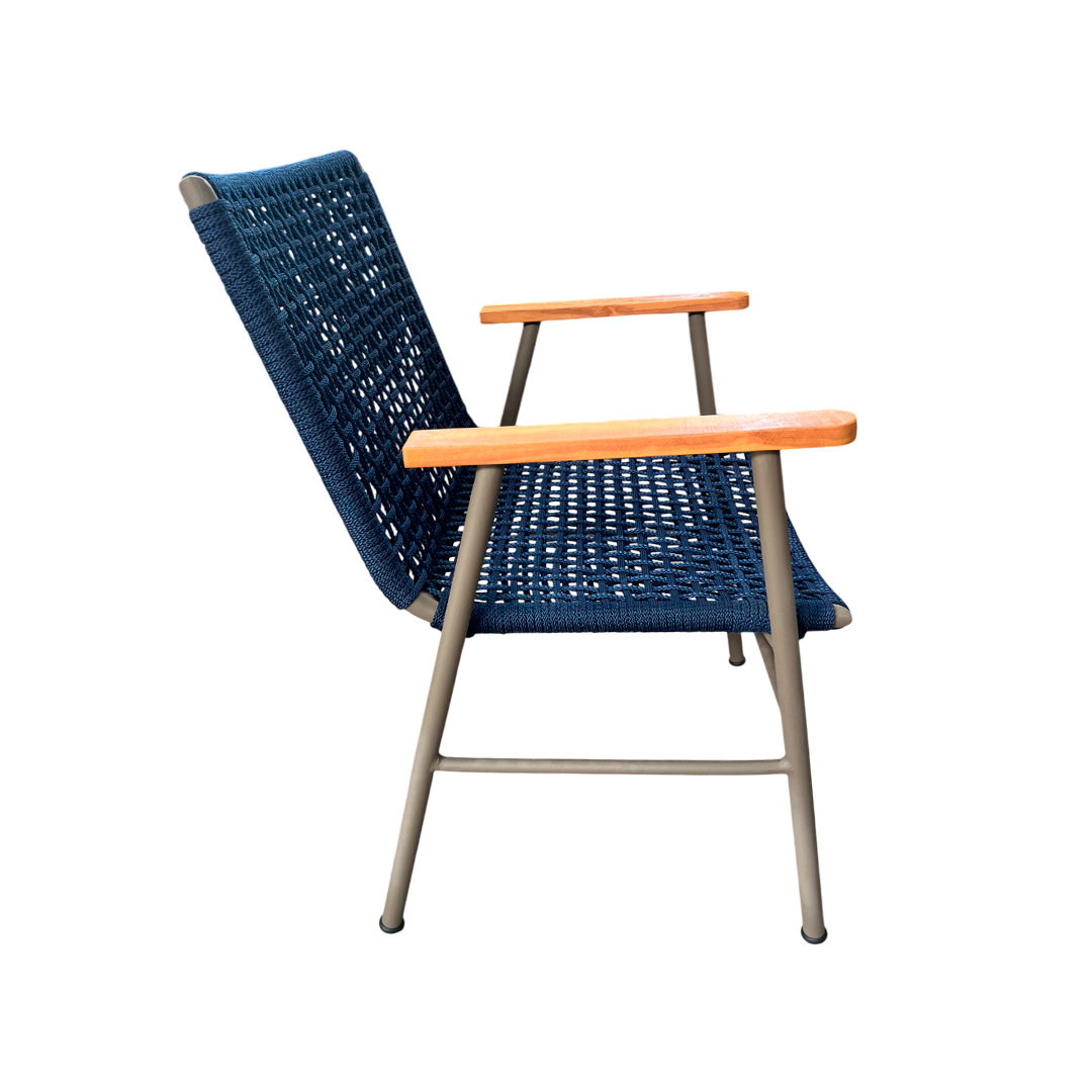 Cadeira Seiva com Braço Alumínio cor Fendi e Corda Náutica cor Azul Marinho Quadriculada