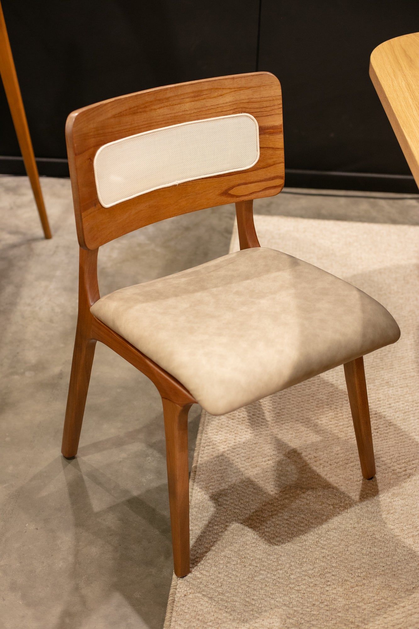 Cadeira Thaise Madeira Maciça Assento e Encosto Multilaminado Estofado