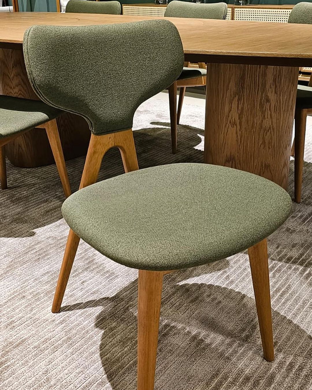 Silla Trian Madera Canela Respaldo y Asiento Tapizado Tela 163