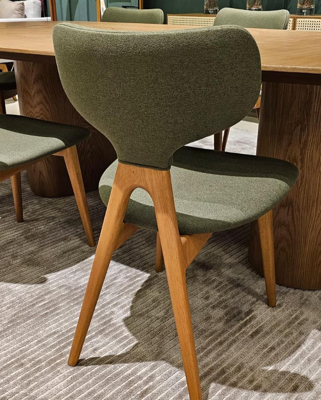 Silla Trian Madera Canela Respaldo y Asiento Tapizado Tela 163