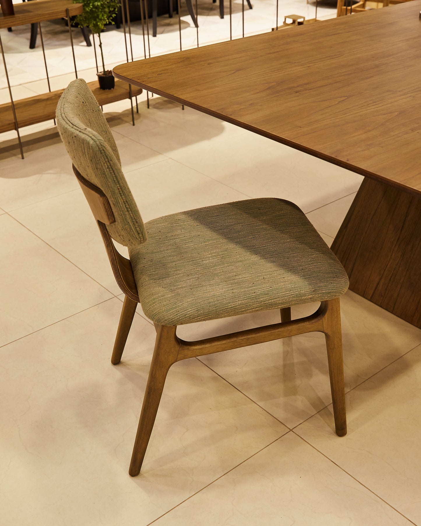 Silla Flask Madera Canela Respaldo y Asiento Tapizado Tela 129