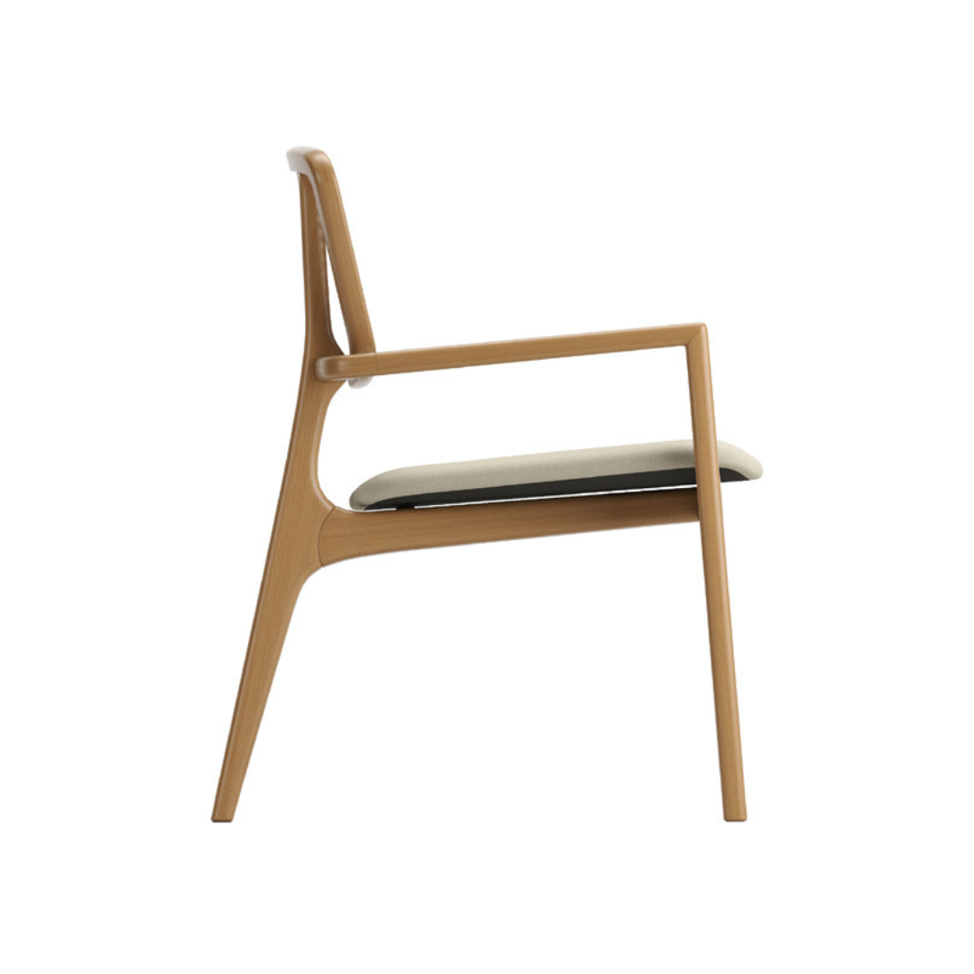 Silla Houdan con apoyabrazos de madera canela y asiento tapizado en tela 95