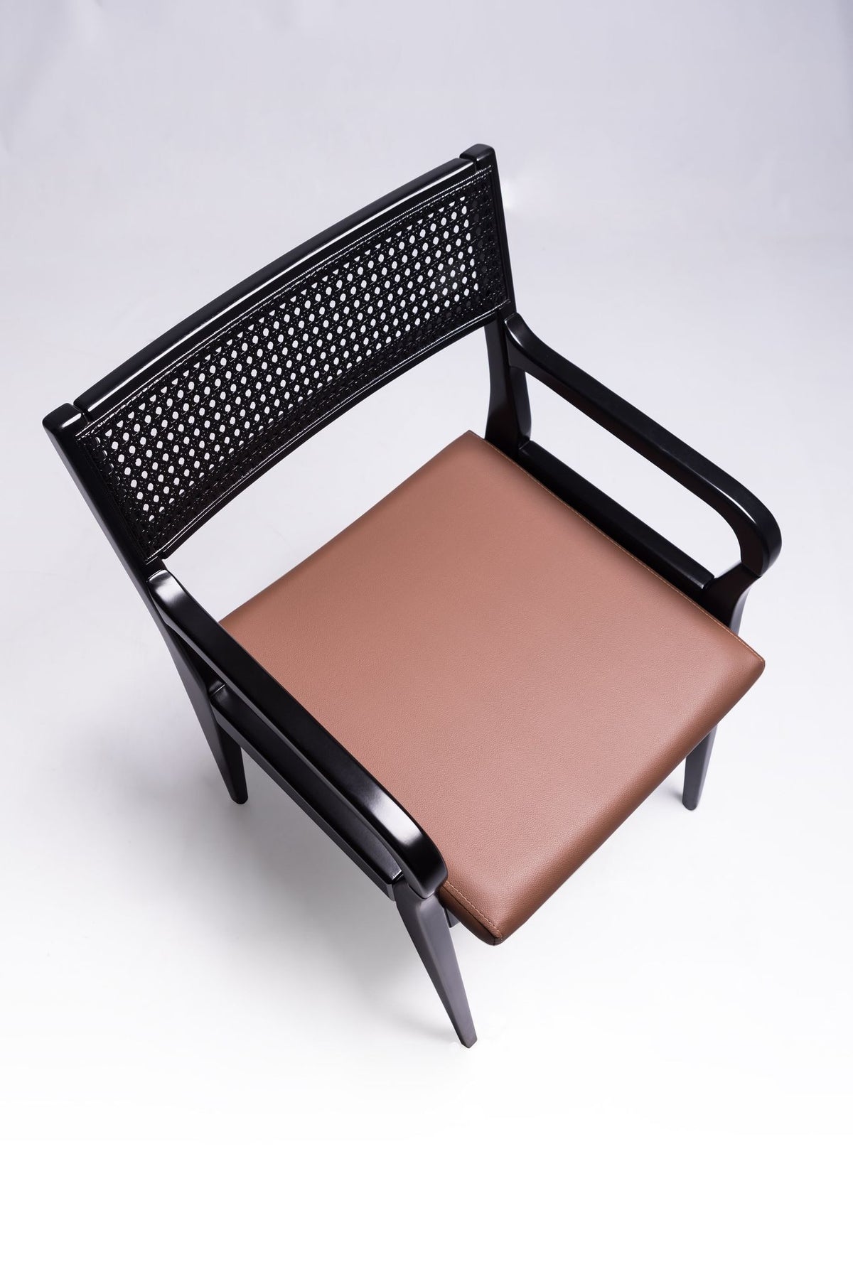 Silla Cristal Respaldo Madera Canela y Asiento Tapizado Tela 94 | Toth Móveis