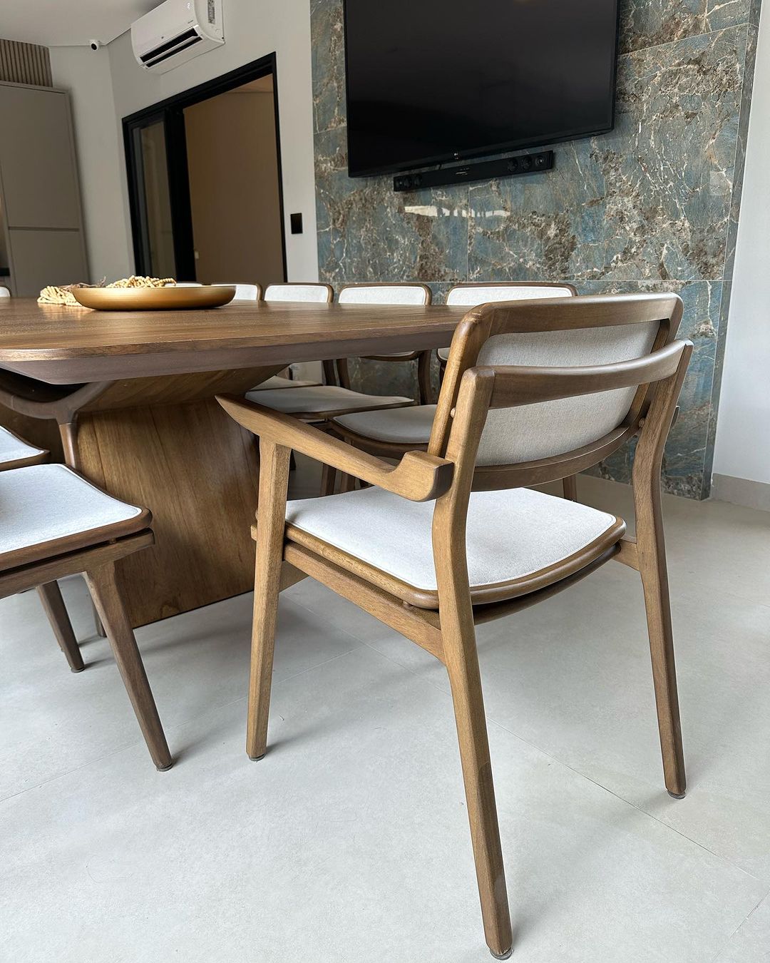 Silla Iasmin con apoyabrazos de madera marrón y asiento tapizado en tela 153