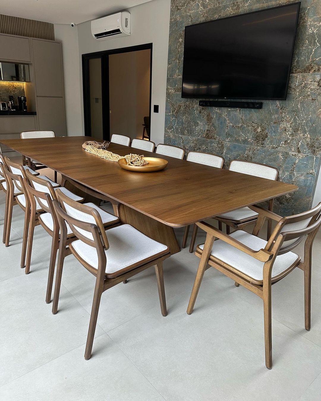 Silla Iasmin con apoyabrazos de madera marrón y asiento tapizado en tela 153