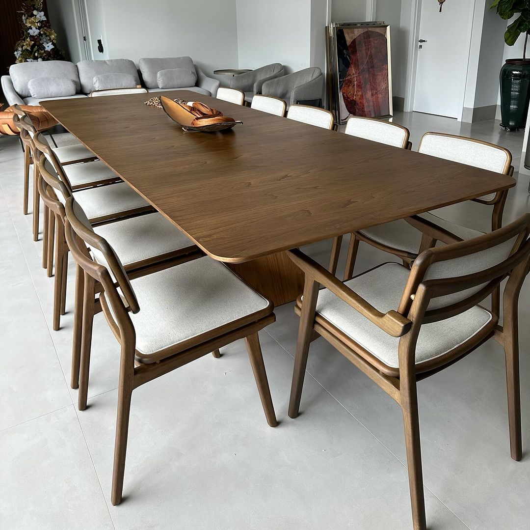 Silla Iasmin con apoyabrazos de madera marrón y asiento tapizado en tela 153