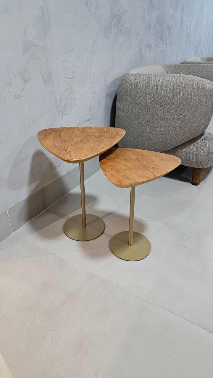 Conjunto Mesa Lateral Sicilia Tampo Madeira Lamina Cinamomo Base Aço Ouro