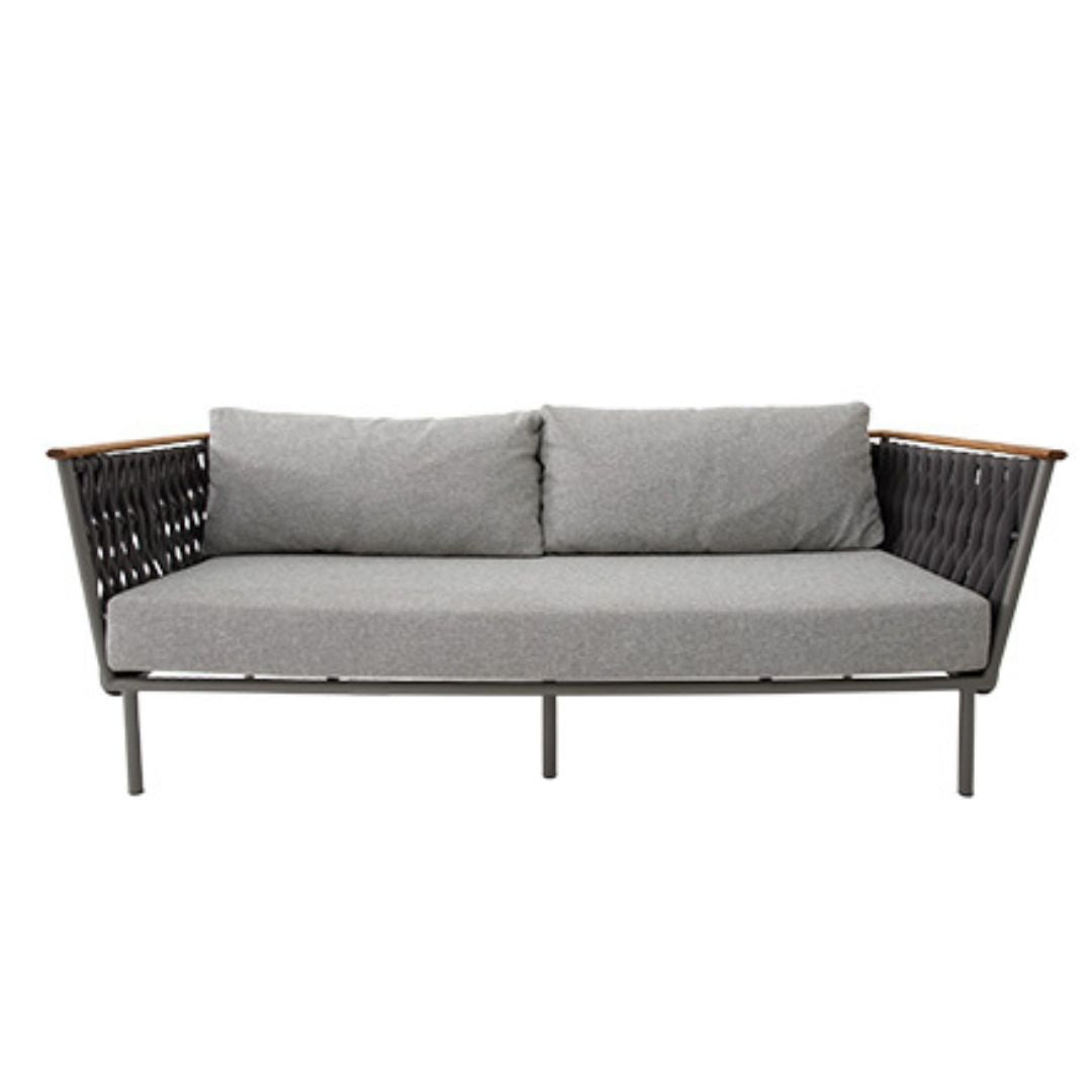 Sofá Lazio Freijó Madera Aluminio Color Gris Tejido Náutico Color Negro Respaldo y Asiento Tapizado en Tela Gris Pelícano