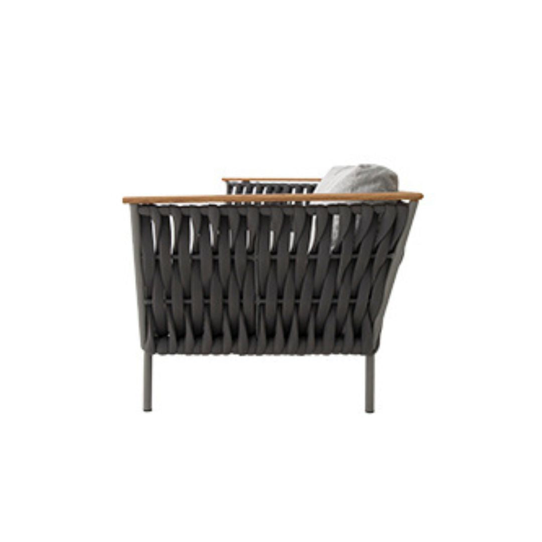 Sofá Lazio Freijó Madera Aluminio Color Gris Tejido Náutico Color Negro Respaldo y Asiento Tapizado en Tela Gris Pelícano
