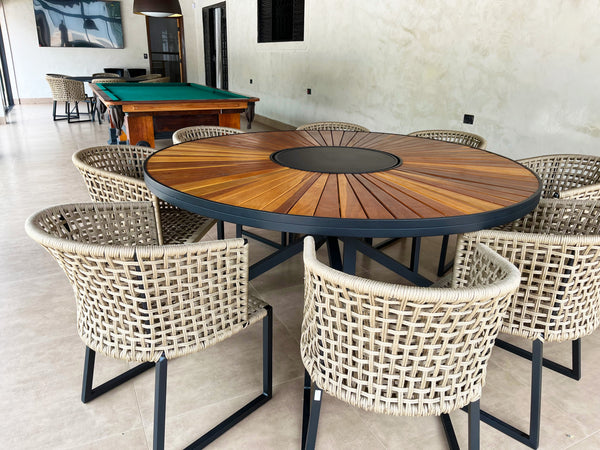 Ambiente 1 com Mesa Redonda Gramado 180cm Tampo Madeira com Prato Giratório Base Alumínio Cor Preta