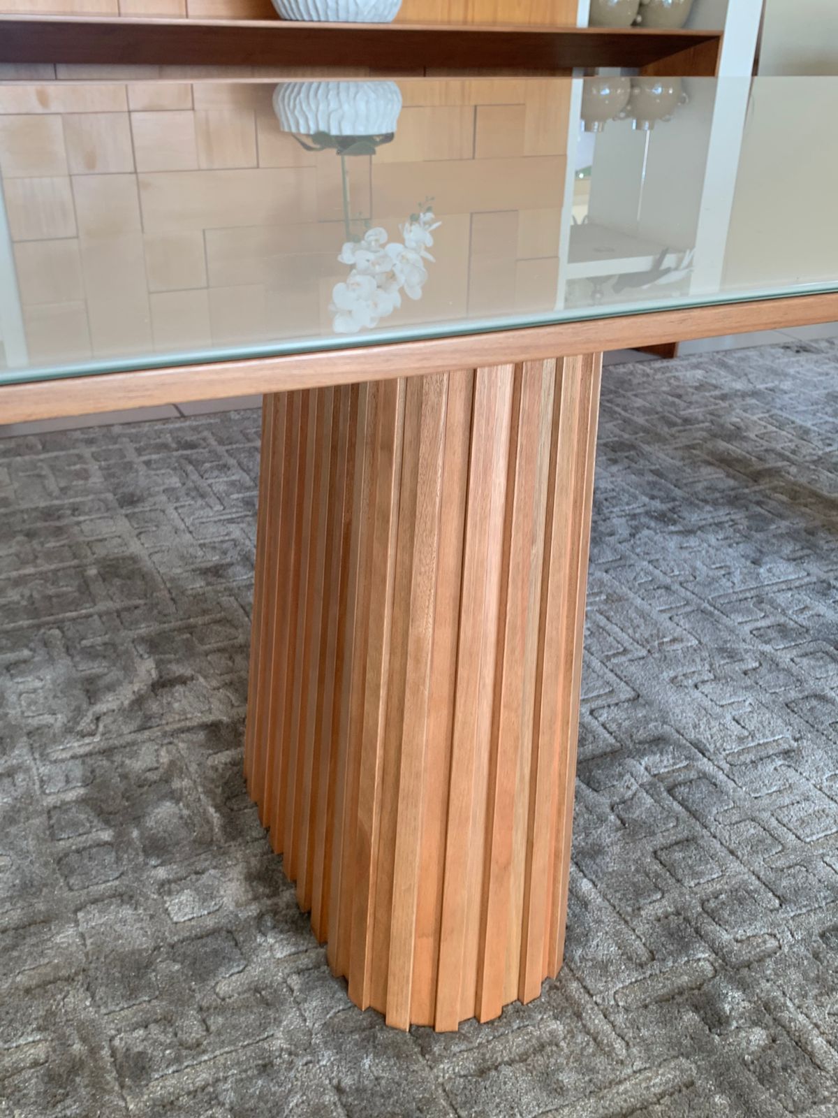 Mesa de Jantar Charlotte Madeira Cor Cinamomo Tampo Vidro Branco 260x110cm - Zomer | Toth Móveis