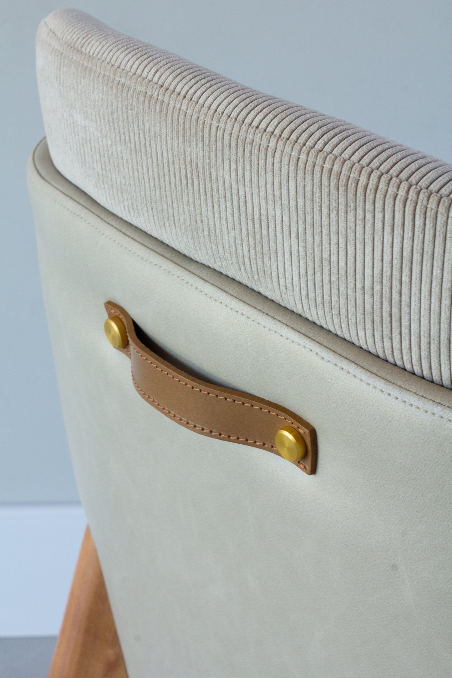 Silla Cloe Respaldo de Madera Negra Tapizada en Tela BR23 Asiento de Tela BR5000 Mango Negro