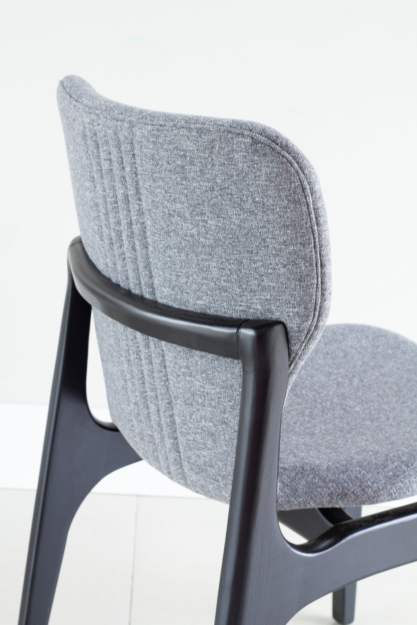 Cadeira Lívia Madeira Ebano Assento Estofado Tecido AB60