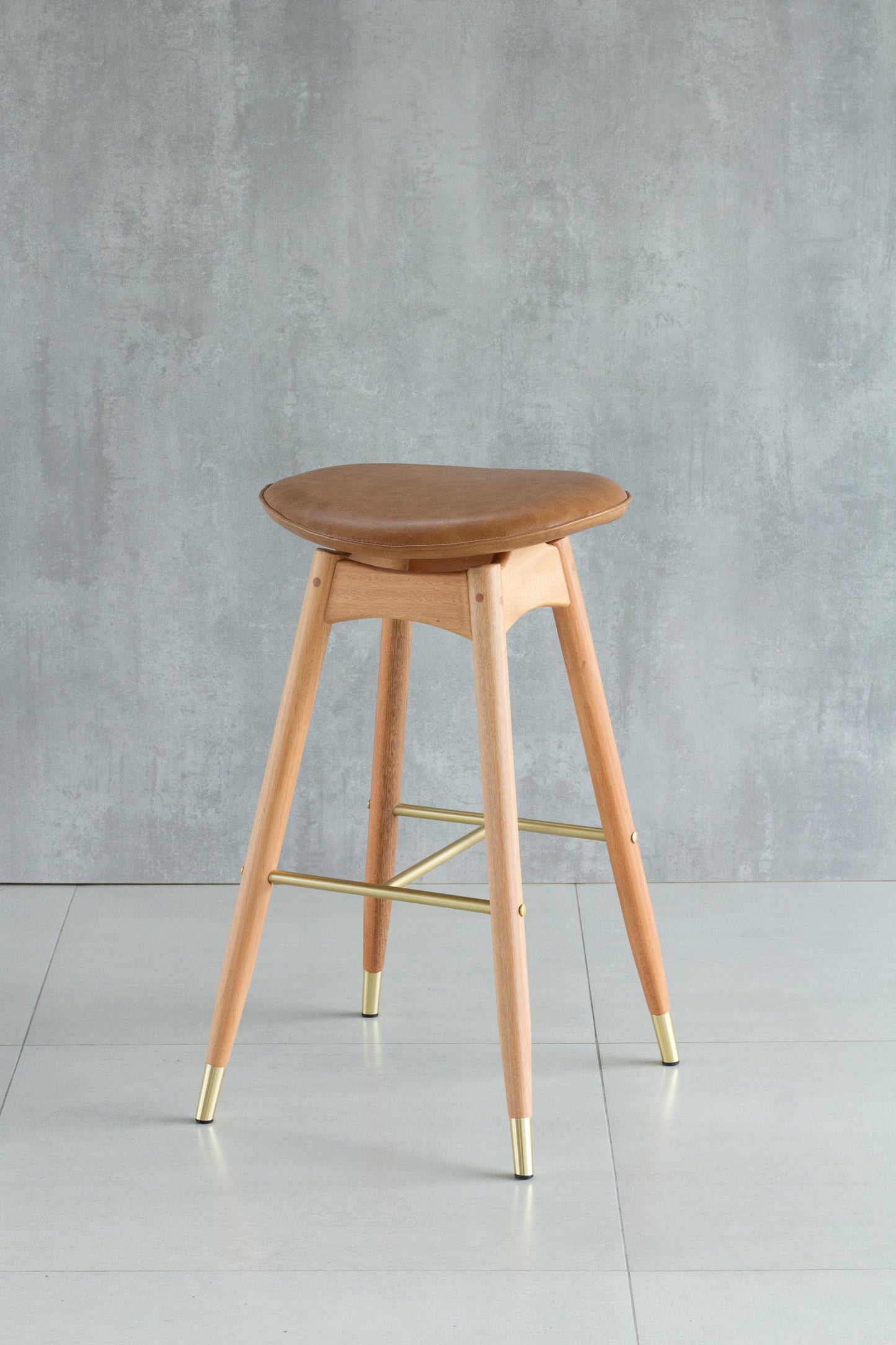 Banqueta Luci Madeira 30 Metal Dourado Assento Tecido BR6026