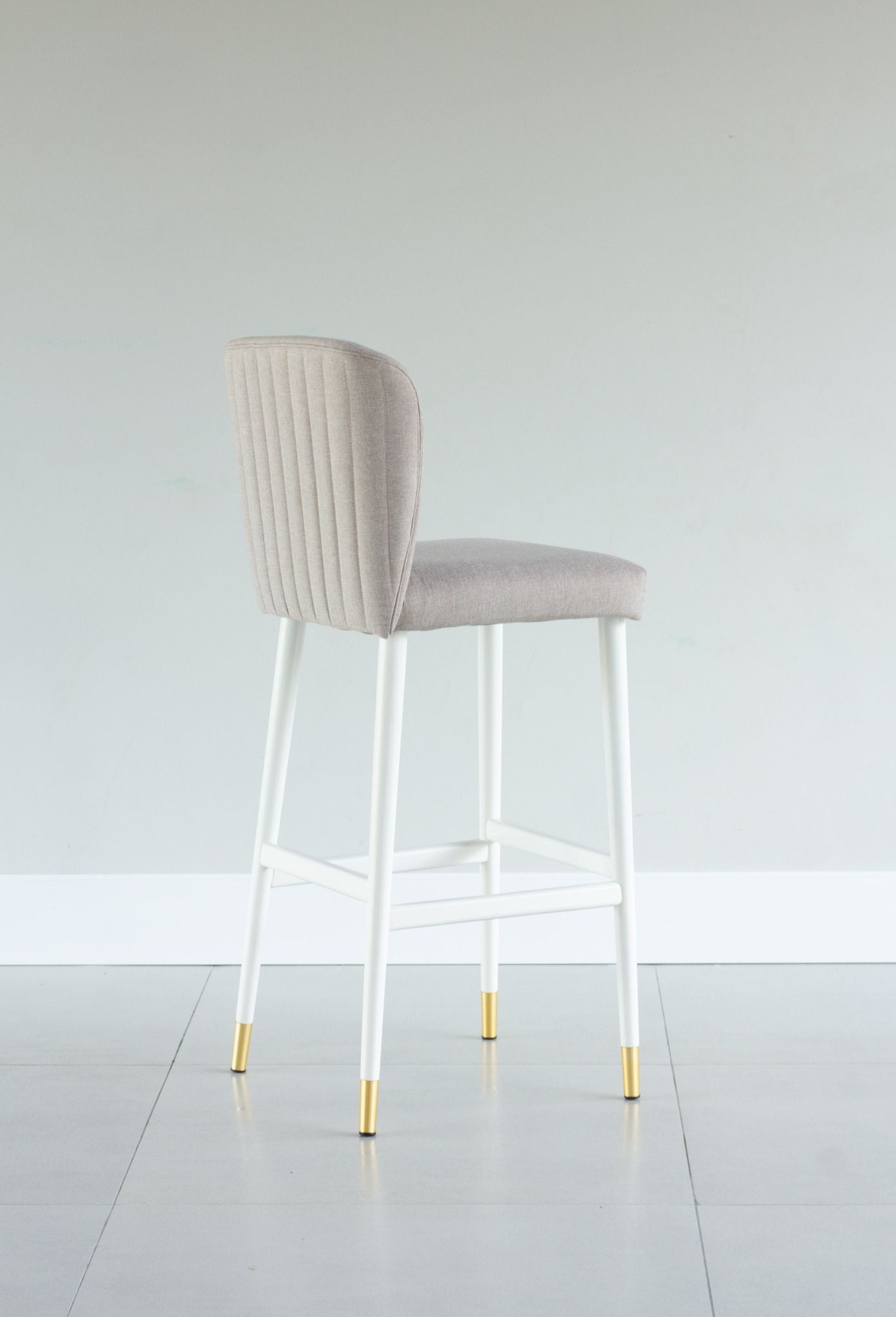 Banqueta Moana Madeira Off White Detalhe Dourado Assento Estofado BS 710 | Toth Móveis