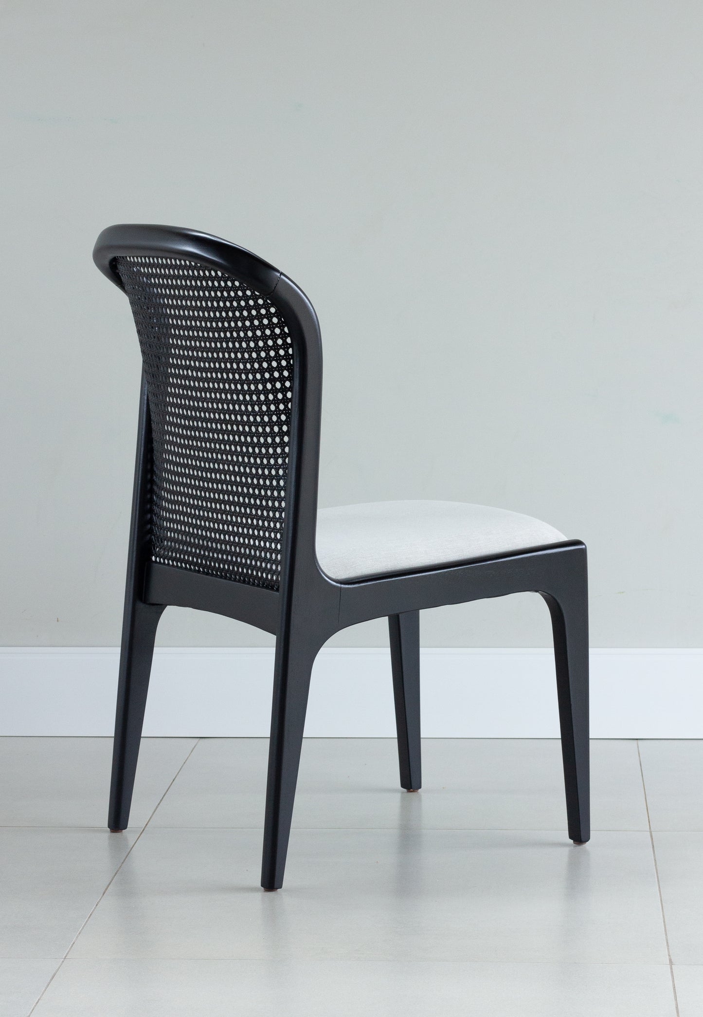 Cadeira Isis Encosto Palha Sextavada Madeira Ebano Assento Estofado Tecido BR5000