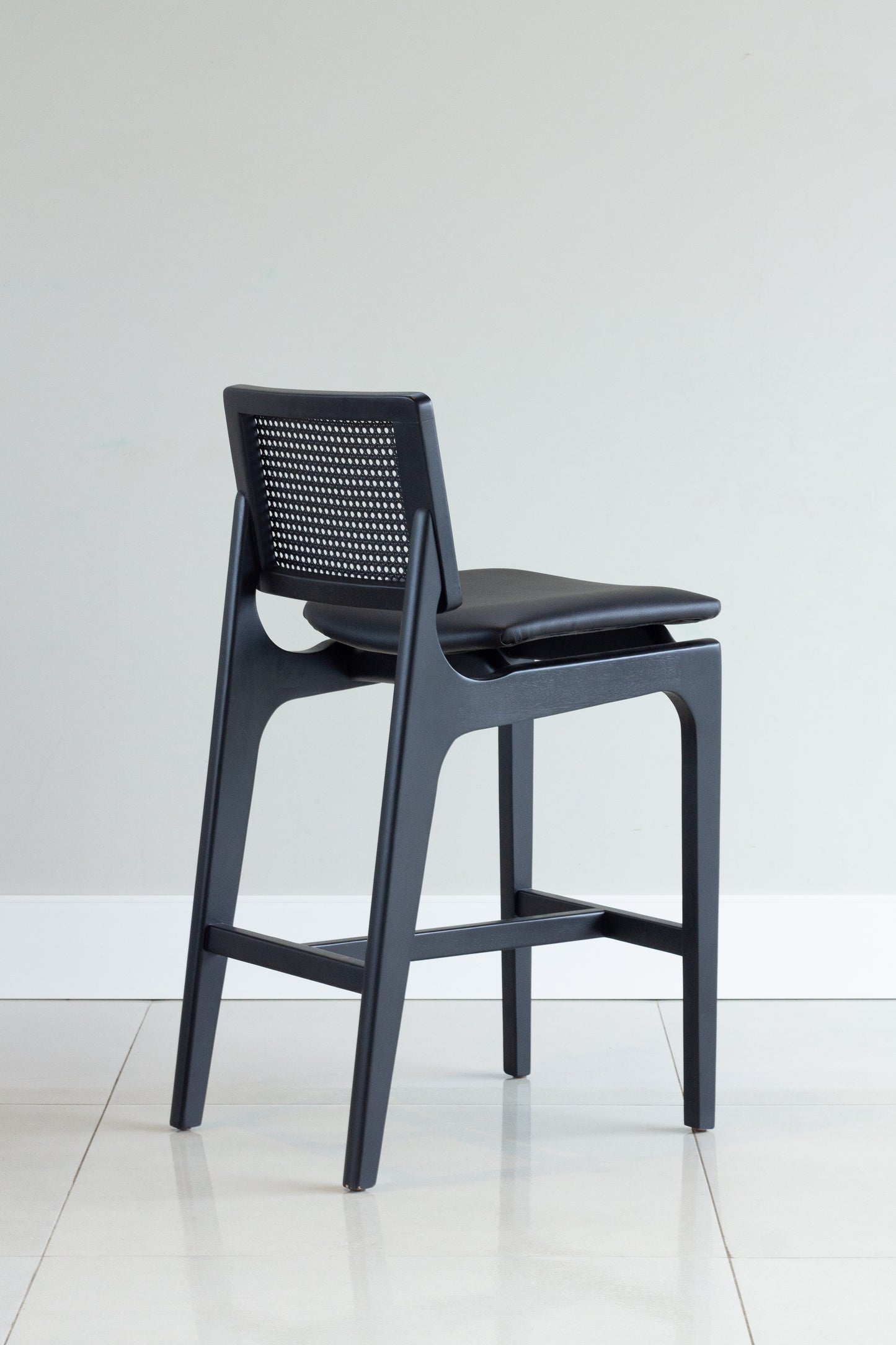 Banqueta Olivia Madeira Ebano Encosto com palha sextavada Assento Estofado AB1017