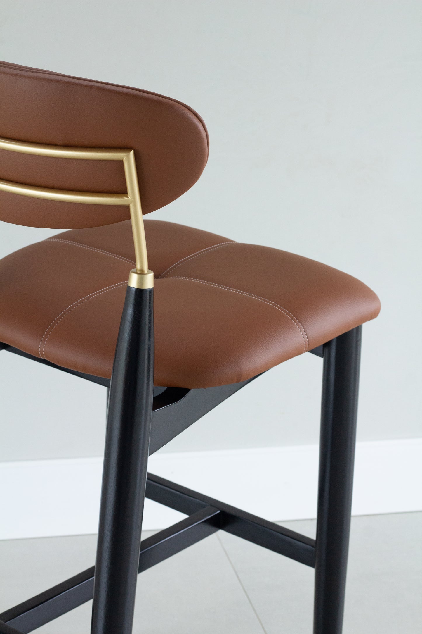 Banqueta Adara Madeira Ebano Metal Dourado Assento Couro AA9011