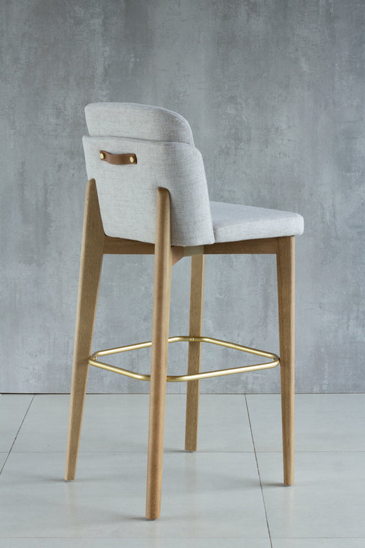 Banqueta Cloe Madeira 70 Metal Dourado Detalhe em couro Marrom Assento Tecido BR6031