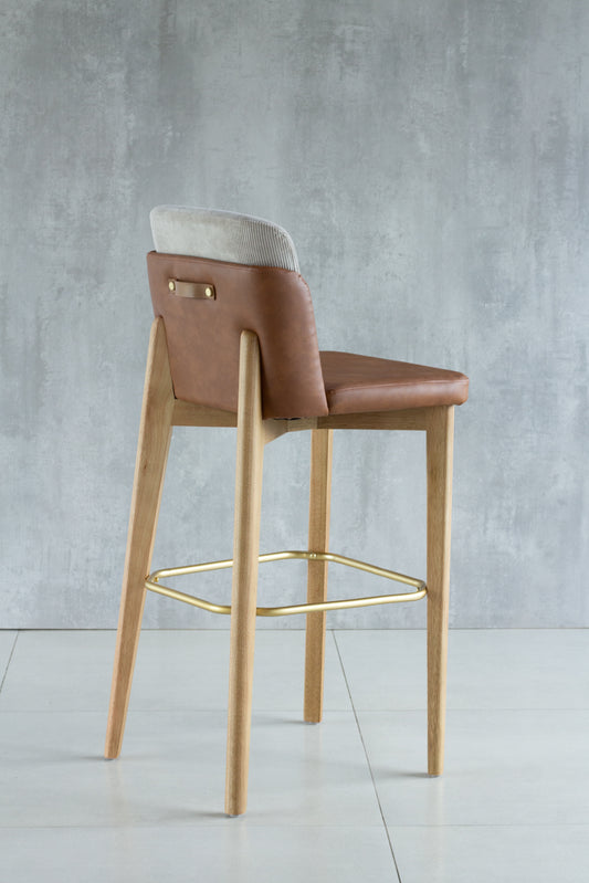 Banqueta Cloe Madeira Damasco Metal Dourado Assento Tecido AA9002 e Couro Marrom BR6026