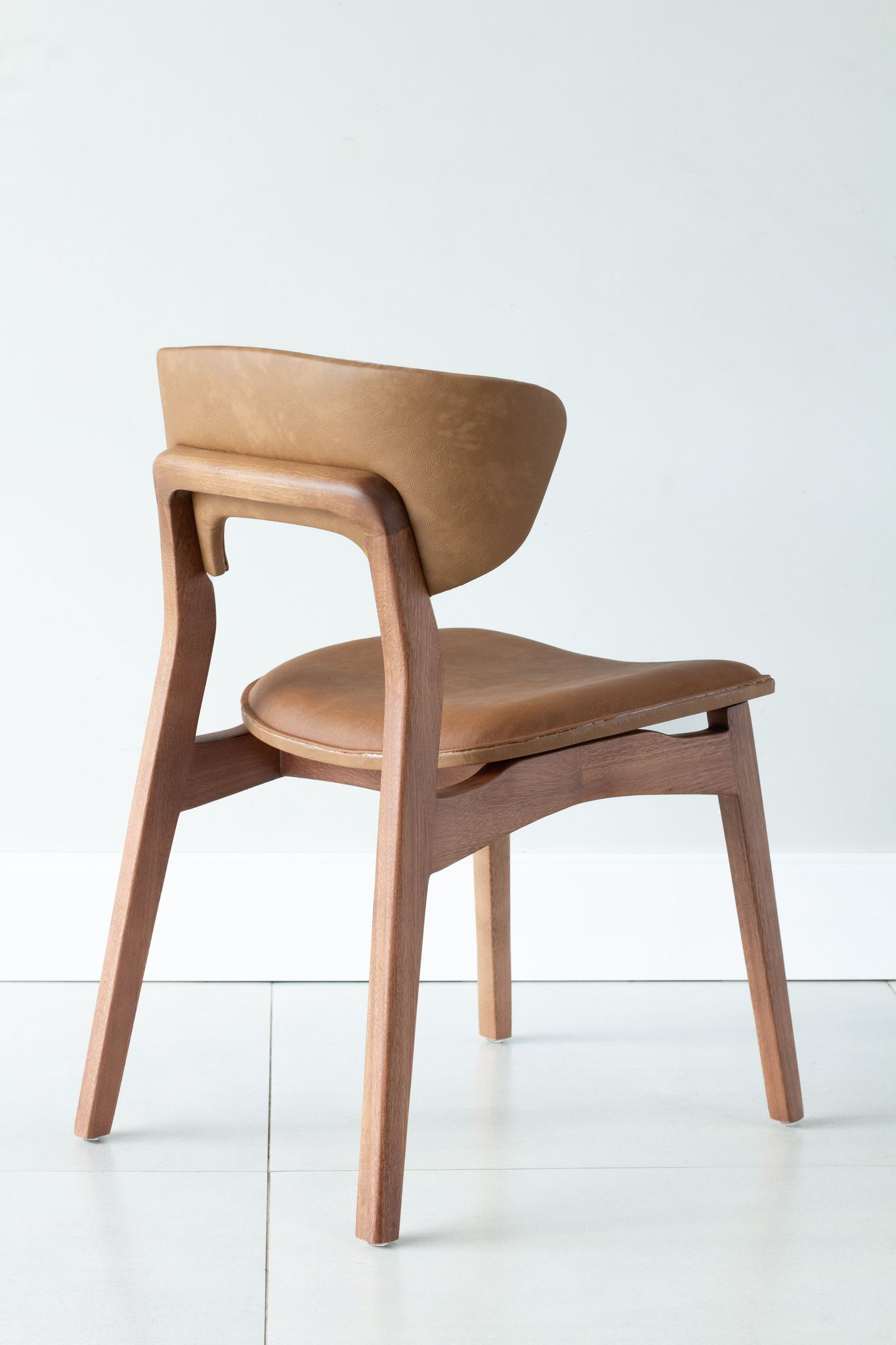 Silla Adara con Brazo Madera Asiento de Metal Negro Mate Dorado Tapizado Tela BR6000 | Toth Móveis
