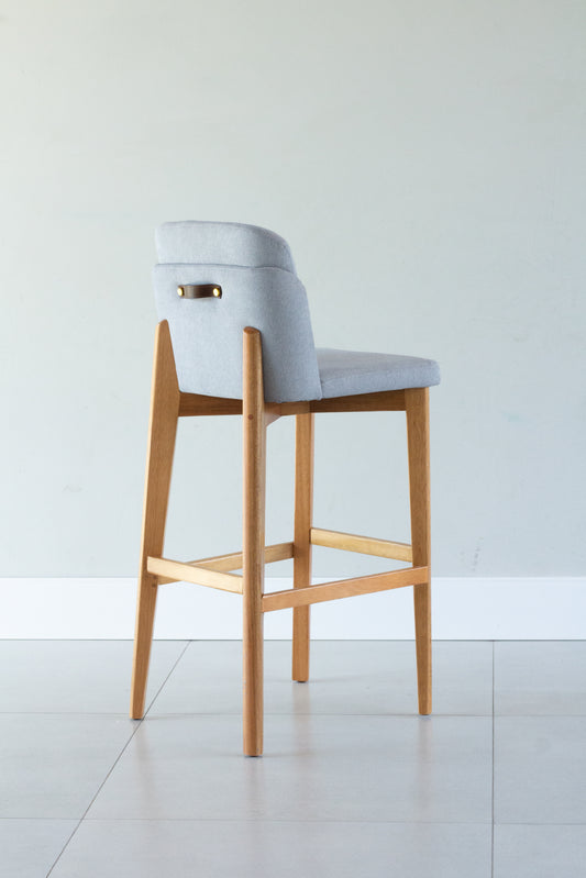 Banqueta Cloe Madeira 70 Detalhe em couro Marrom Assento Tecido BR6031