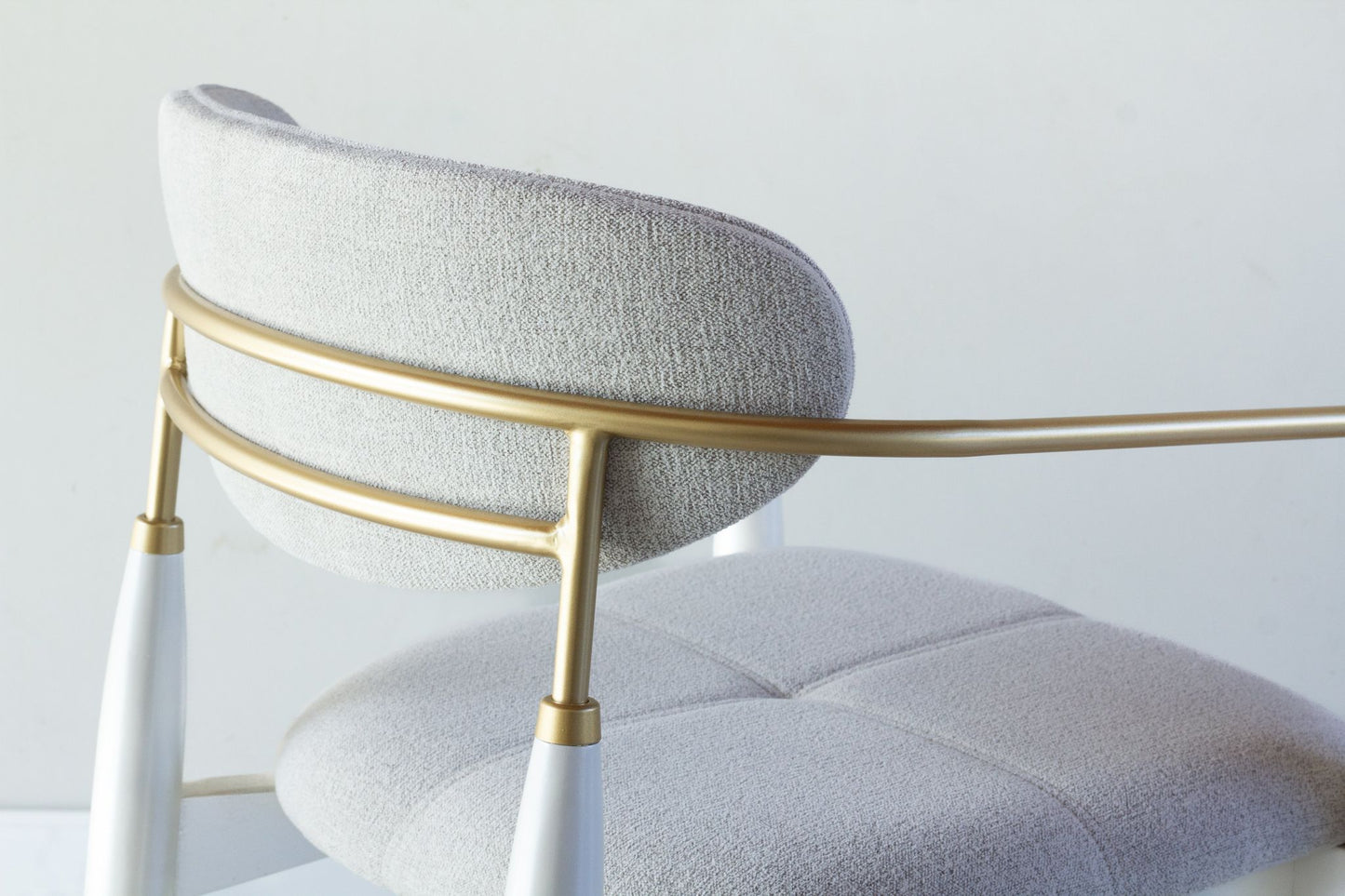 Cadeira Adara com Braço Madeira Off White Metal Dourado Assento Estofado BR 5000 | Toth Móveis