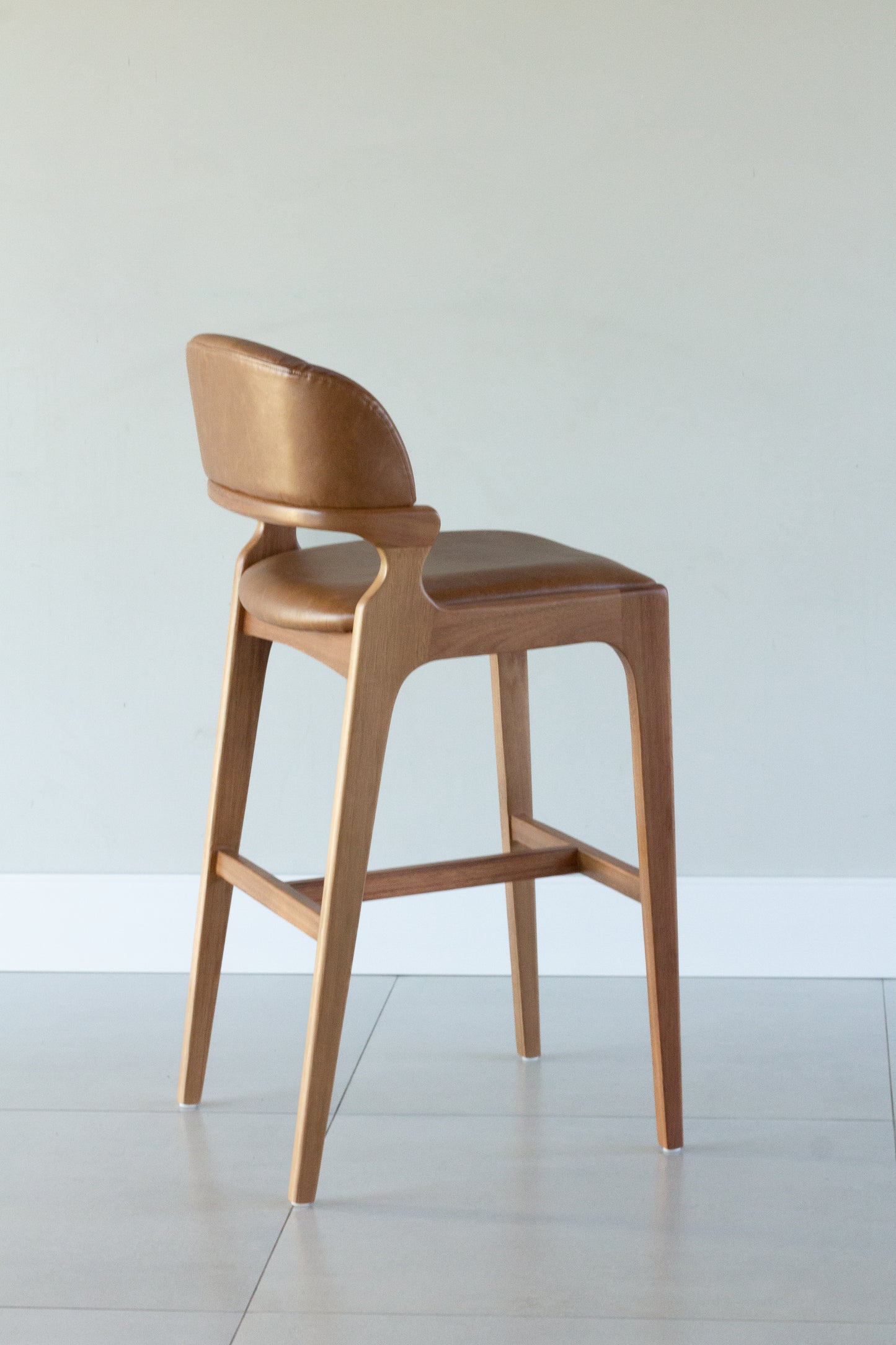 Banqueta Cora Madeira Damasco Assento Couro AQ8016