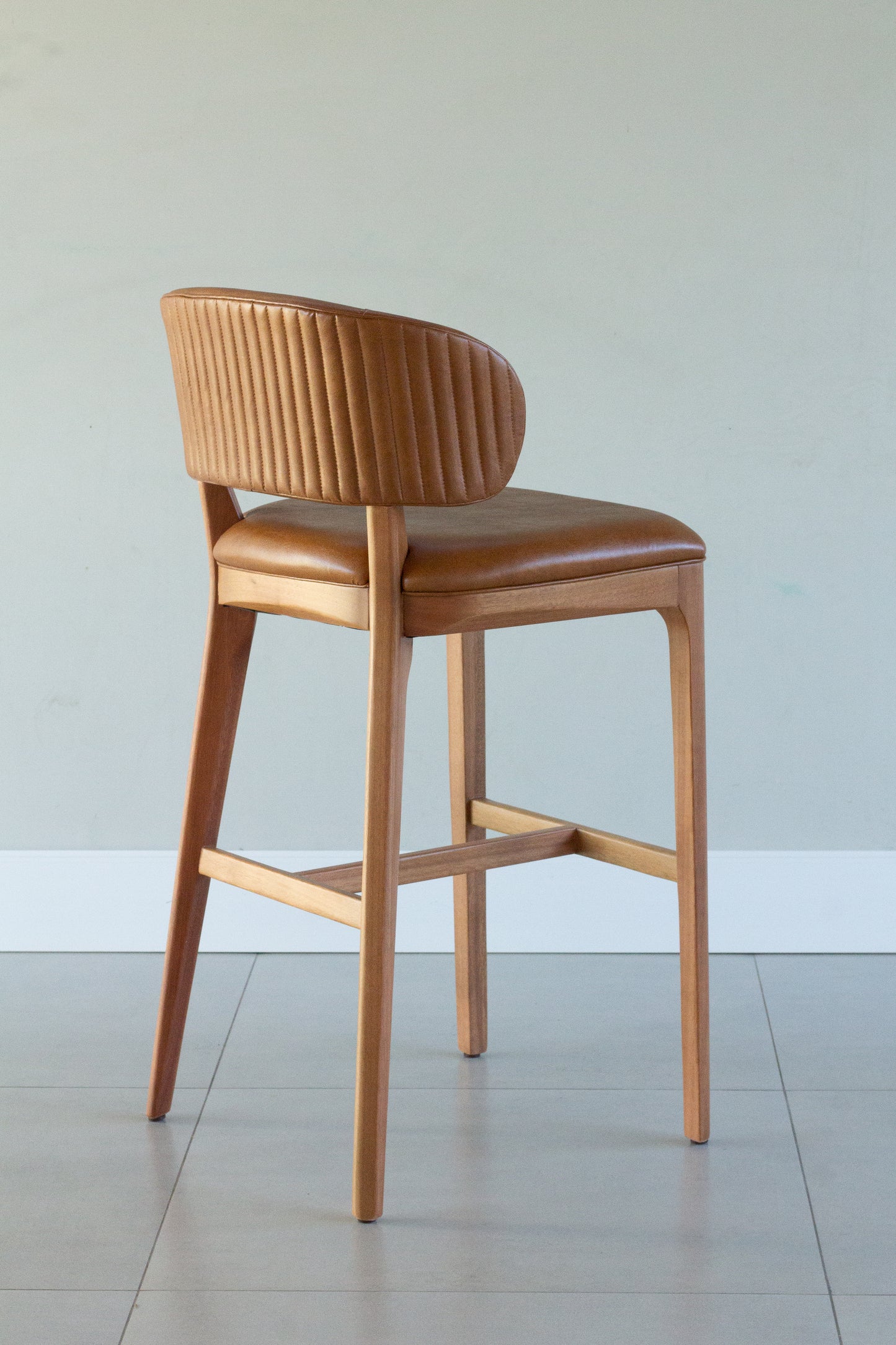 Banqueta Ester Madeira Damasco Assento Couro BR6026