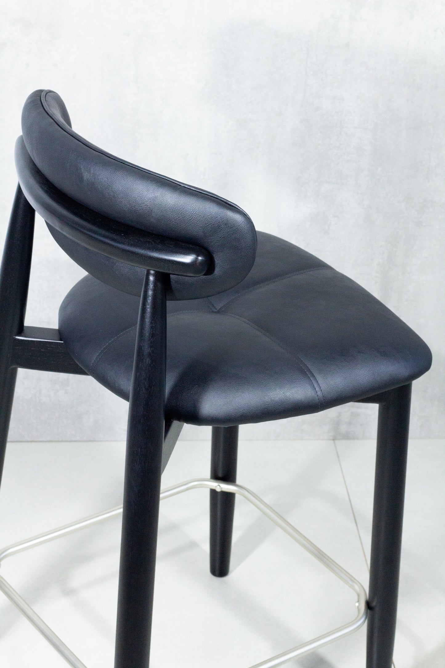 Banqueta Ana Madeira Ebano Metal Champagne Assento Couro AB1016