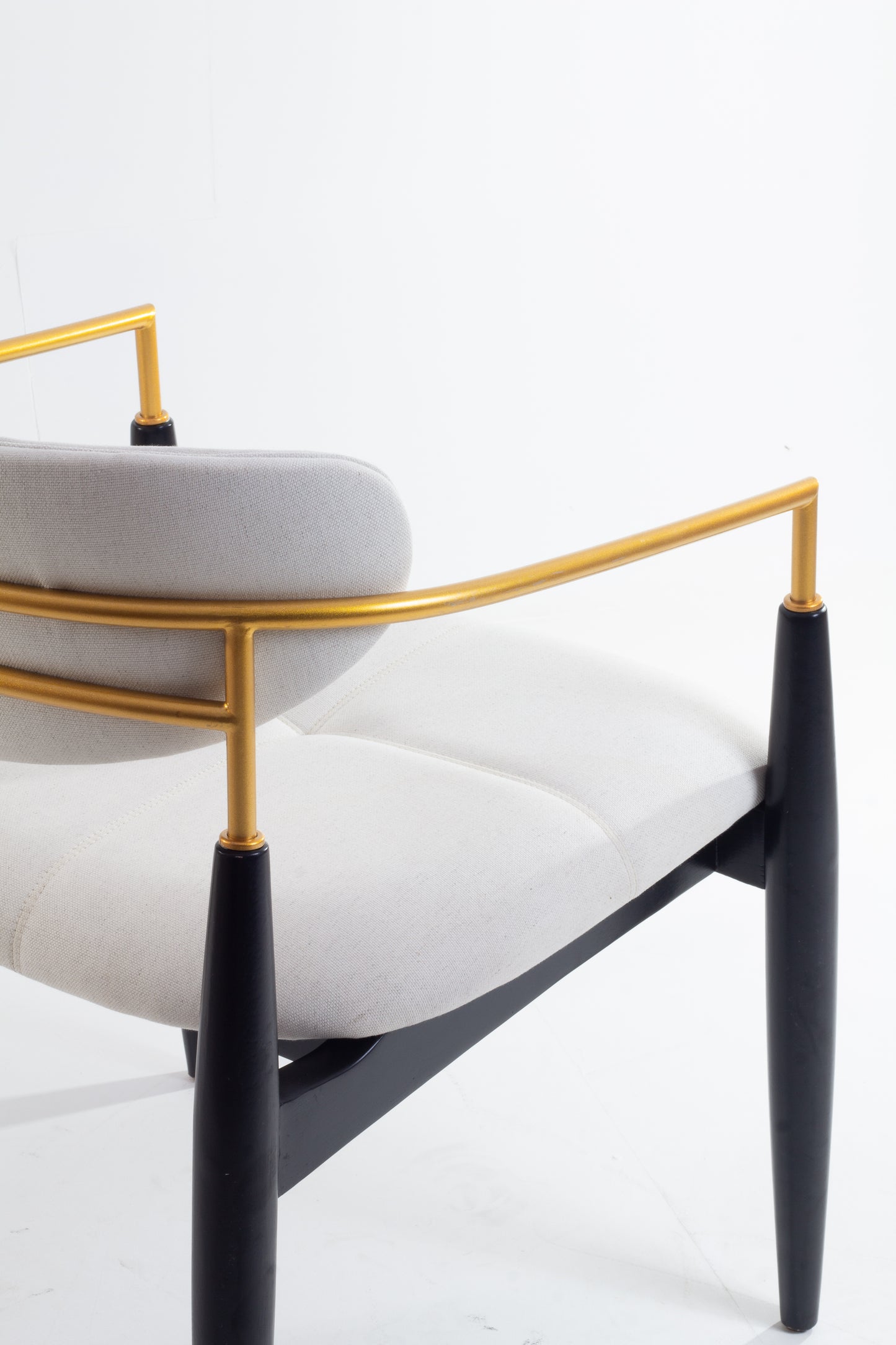 Silla Adara con Brazo Madera Asiento de Metal Negro Mate Dorado Tapizado Tela BR6000