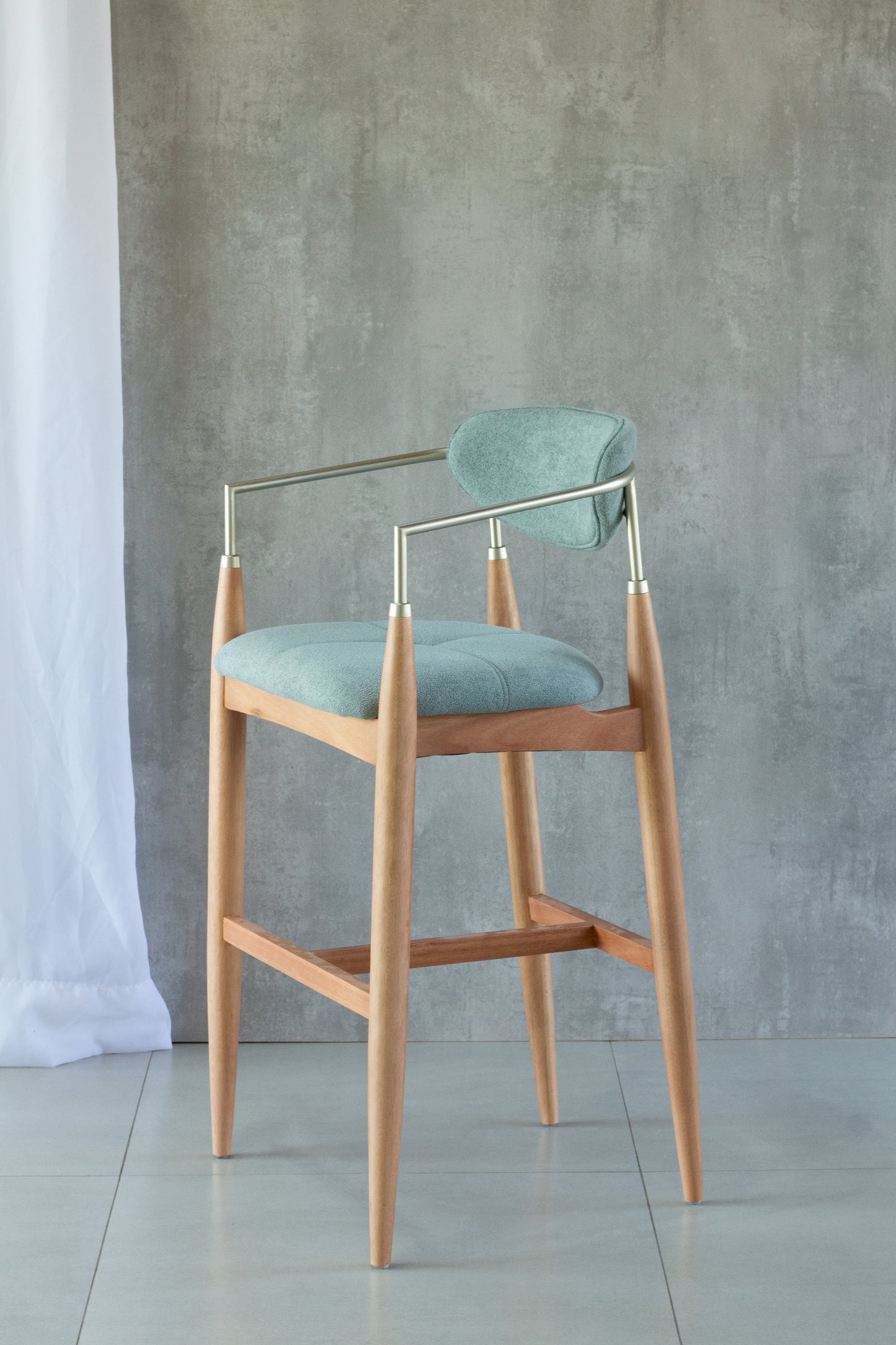 Banqueta Adara com Braço Madeira 60 Metal Champagne Assento Estofado AQ2004