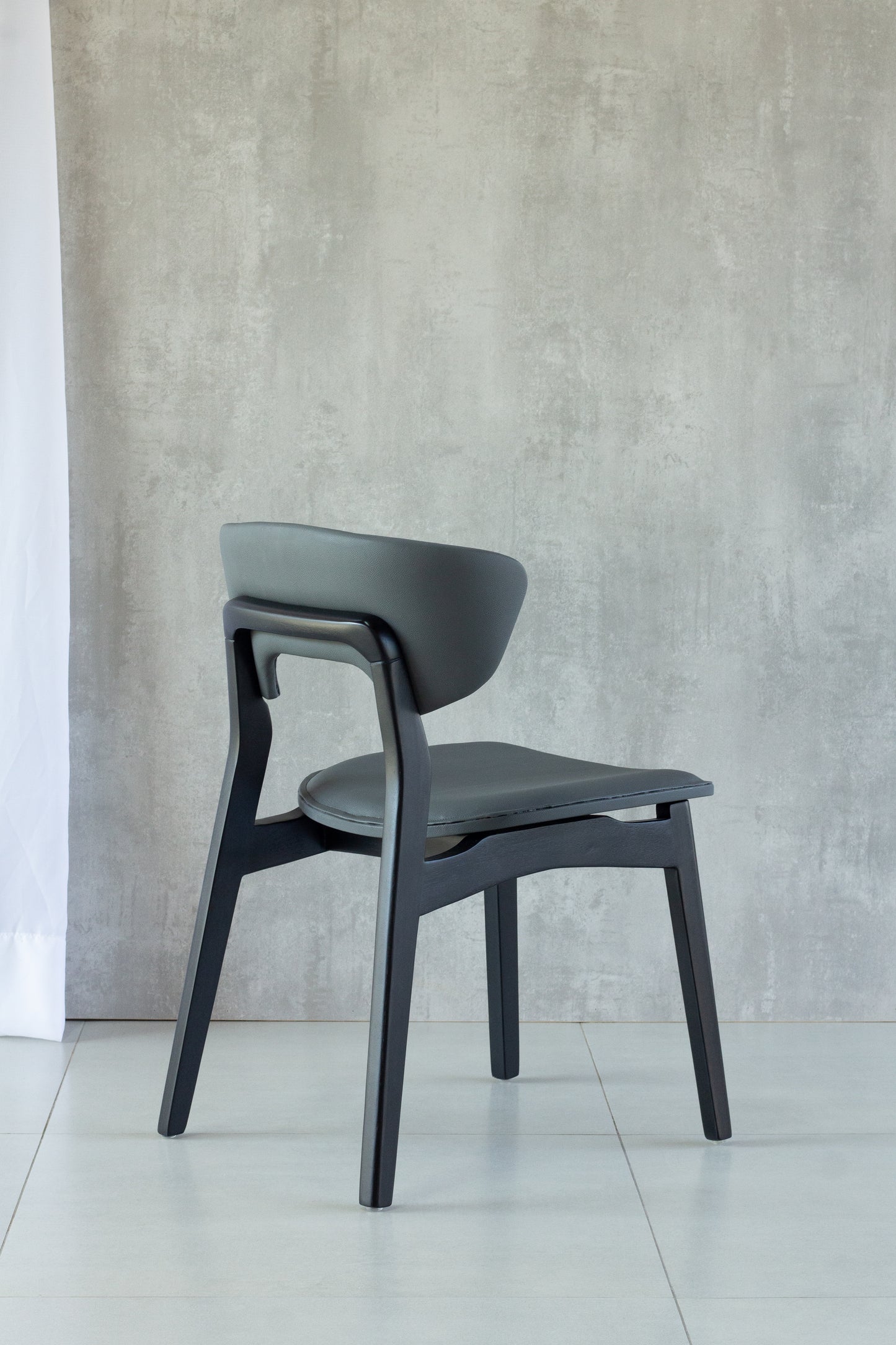 Silla Adara con Brazo Madera Asiento de Metal Negro Mate Dorado Tapizado Tela BR6000