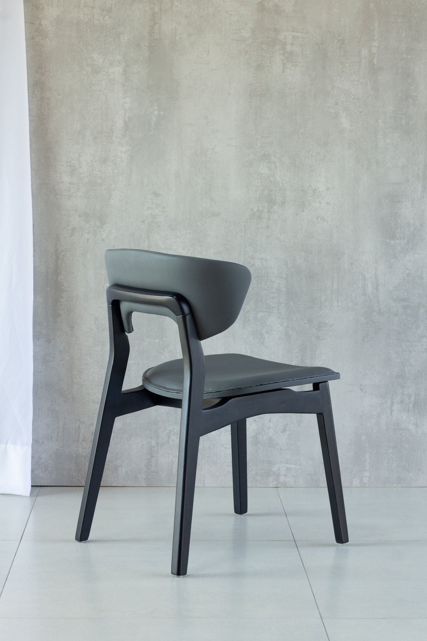 Adara Chair with Matte Black Wood Armrest, Gold Metal, Upholstered Fabric Seat BR6000 | Toth Móveis