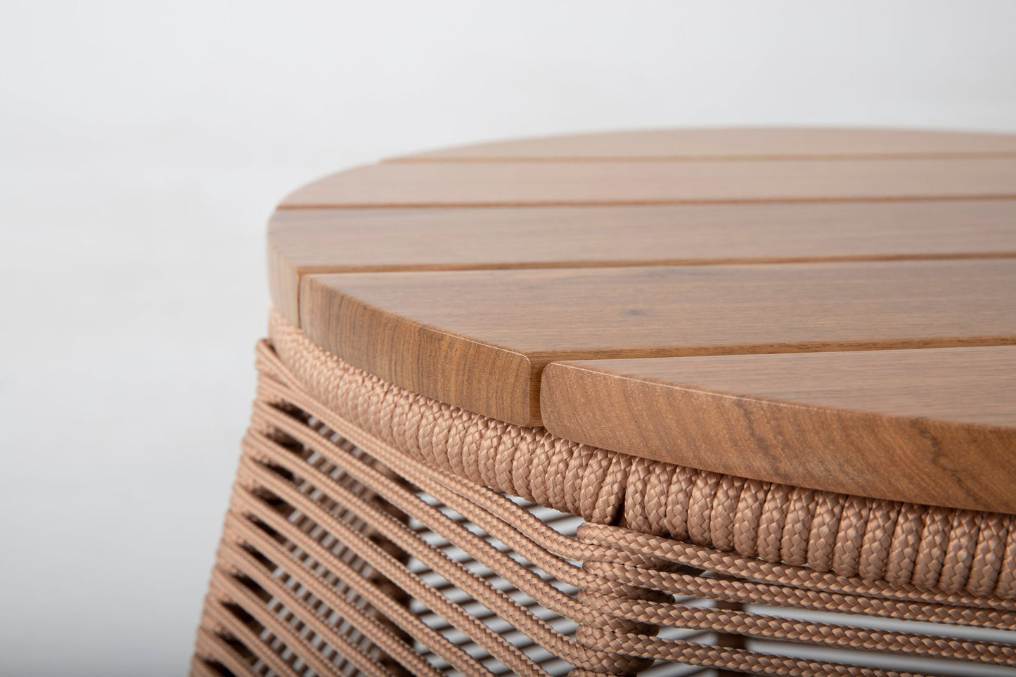 Mesa Auxiliar Sorrento 55cm Freijó Madera Aluminio Color Marrón Mixto Cuerda Náutica Color Oro | Toth Móveis