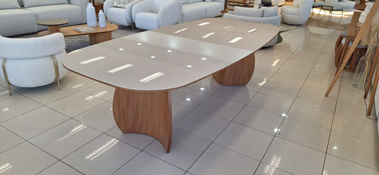 Mesa de Jantar Manta Madeira Cor Cinamomo BN Tampo Vidro Off White 300x124cm