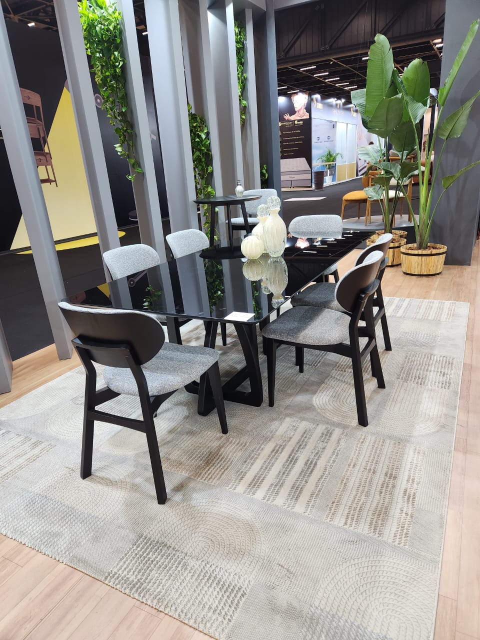 Mesa de comedor Adele 240x110 cm base de madera negra Tapa de cristal negro desagüe esquinero 50