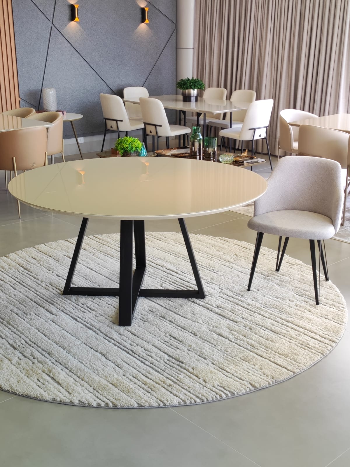 Mesa de Jantar Redonda Capri 140cm Tampo Vidro Off-White Base Aço Preto