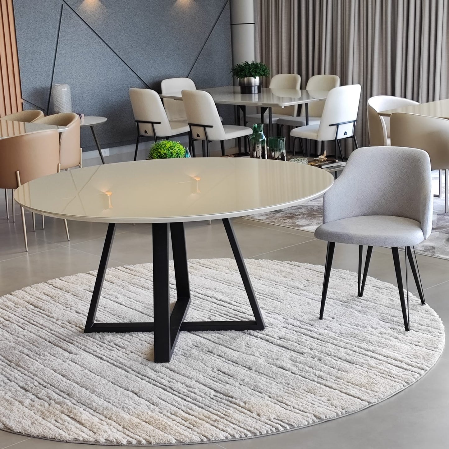 Mesa de Jantar Redonda Capri 140cm Tampo Vidro Off-White Base Aço Preto