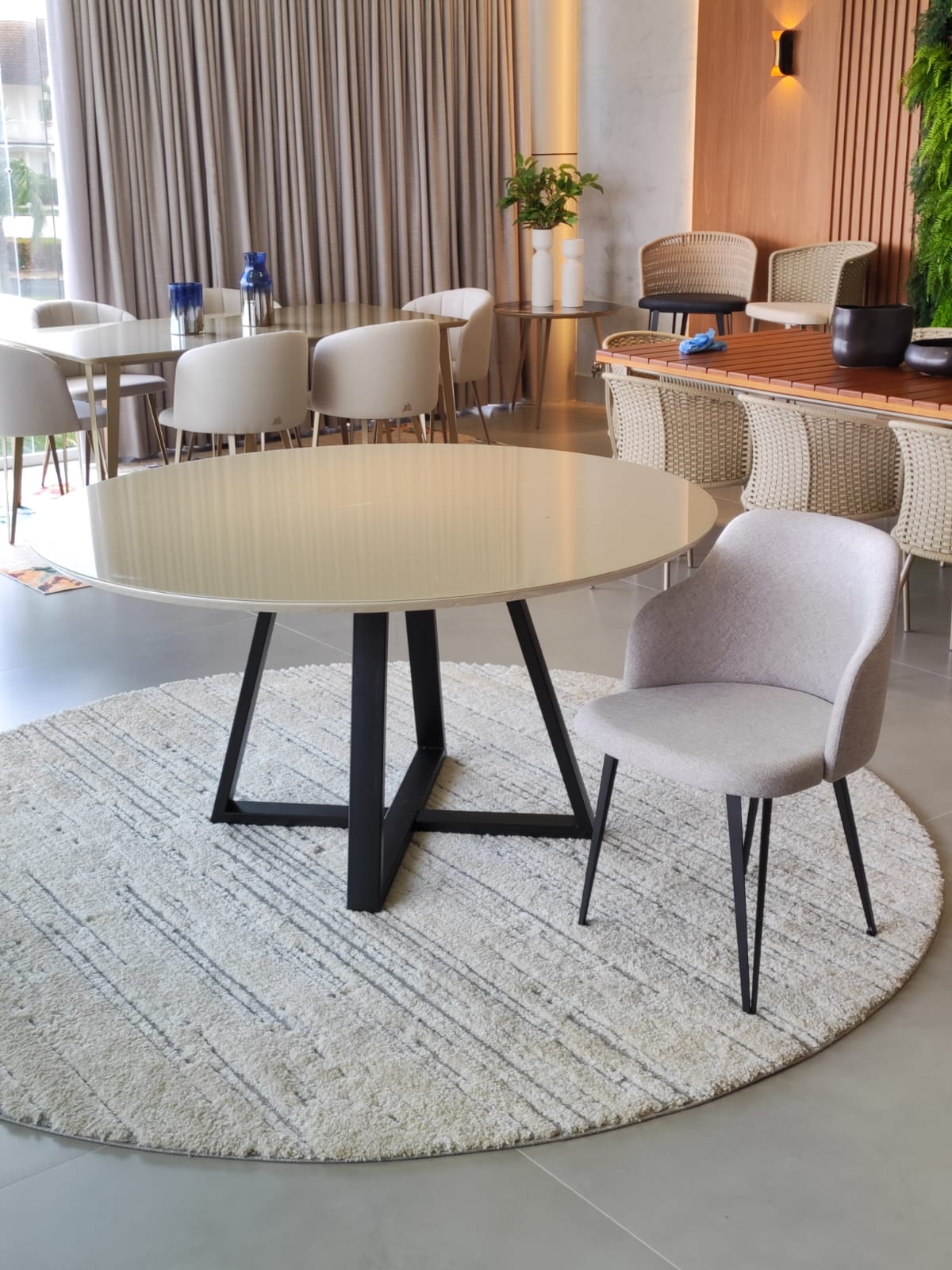Mesa de Jantar Redonda Capri 140cm Tampo Vidro Off-White Base Aço Preto