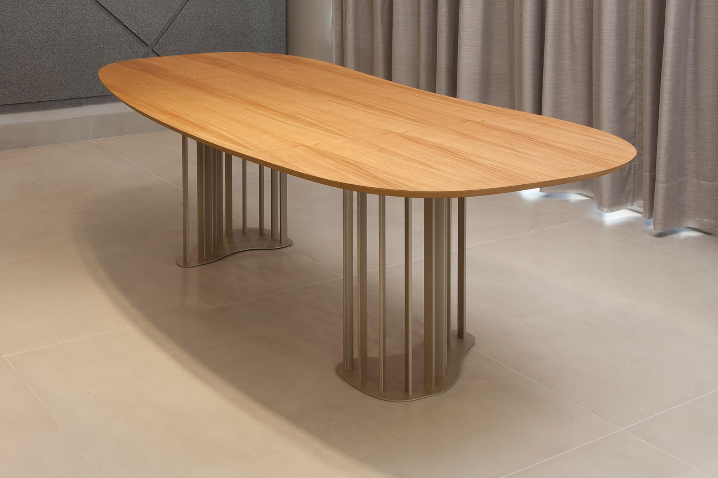 Mesa de Jantar Siena 240x120cm Tampo Madeira Cinamomo Base Aço Champagne