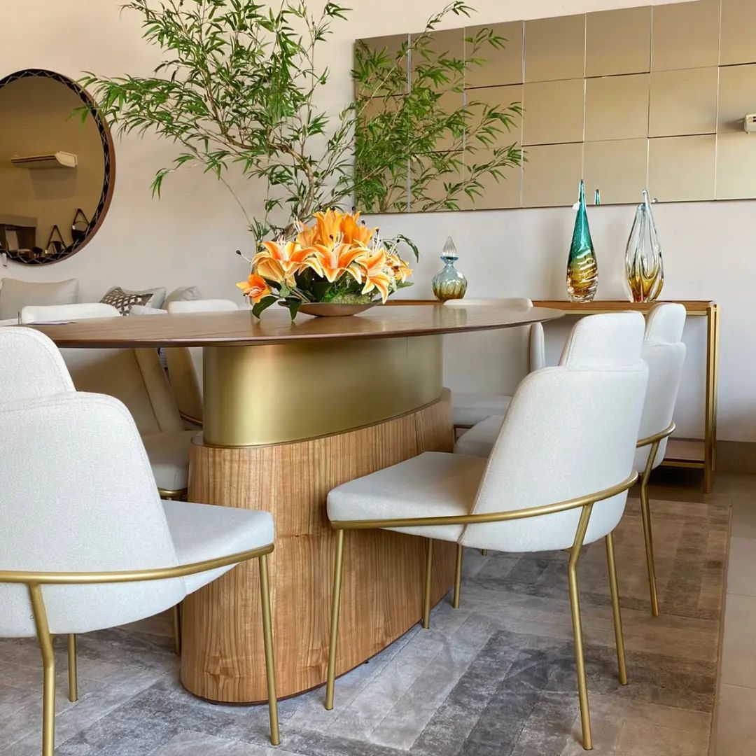 Mesa de Jantar Bold Oval Base e Tampo Madeira Carvalho Natural com Metalizado Dourado 240x120x76cm