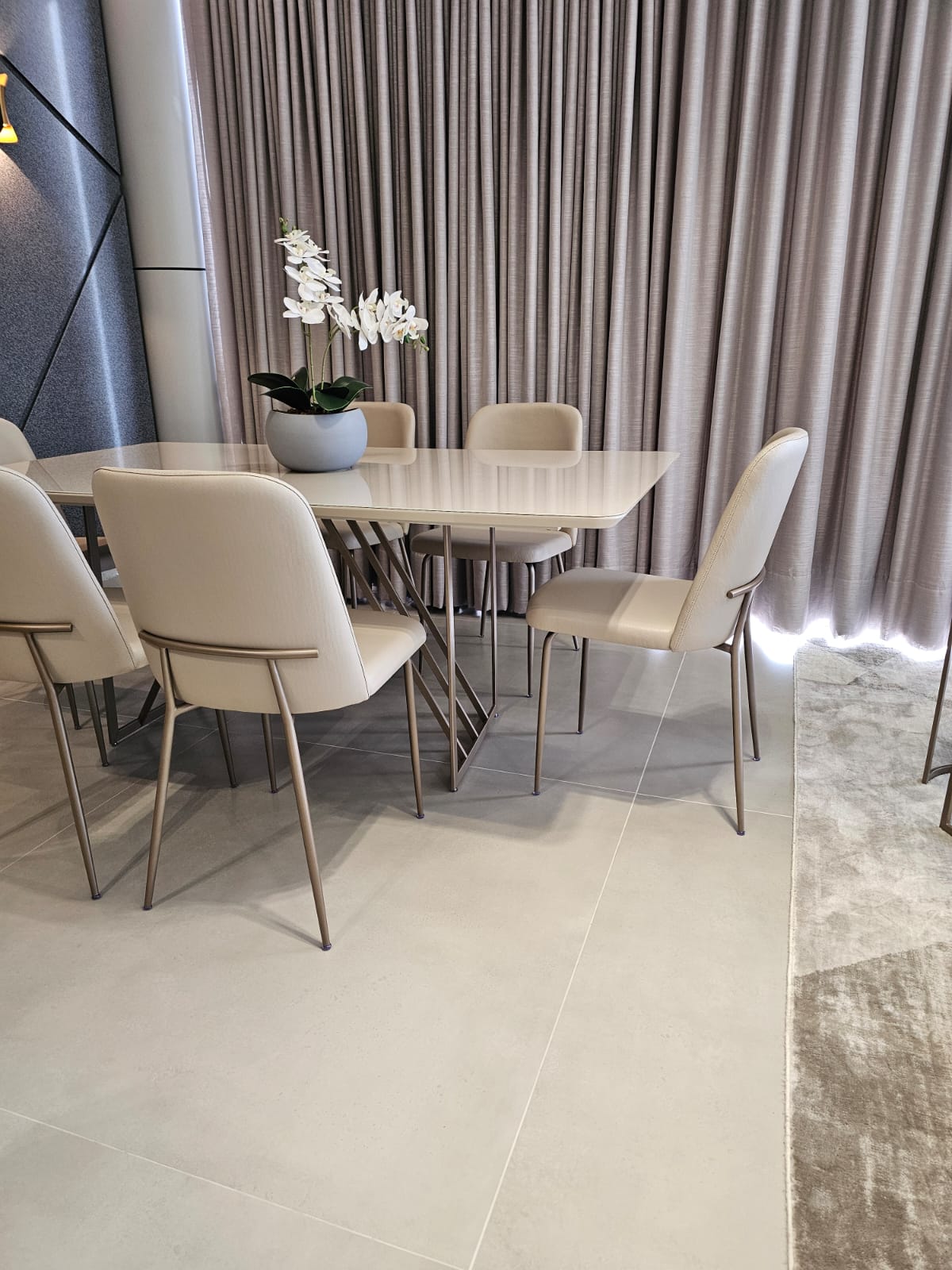 Mesa de Jantar Louvre 220x100cm Tampo Vidro Off-White Base Aço Champagne