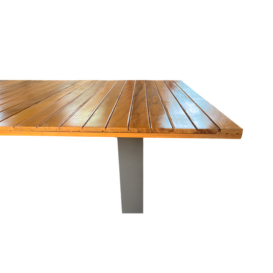 Mesa de Jantar Porto 270x110cm Tampo Ripado Madeira Maciça Peroba-Rosa Base Aluminio cor Fendi