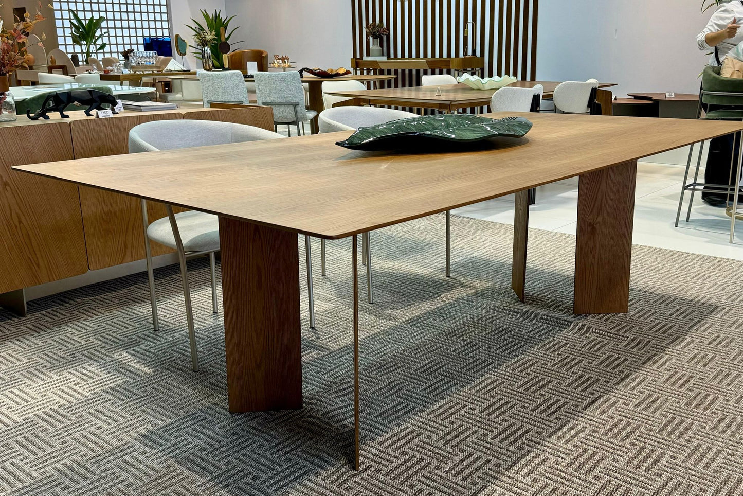 Mesa de Jantar Porto Madeira Cinamomo 240x120cm | Toth Móveis