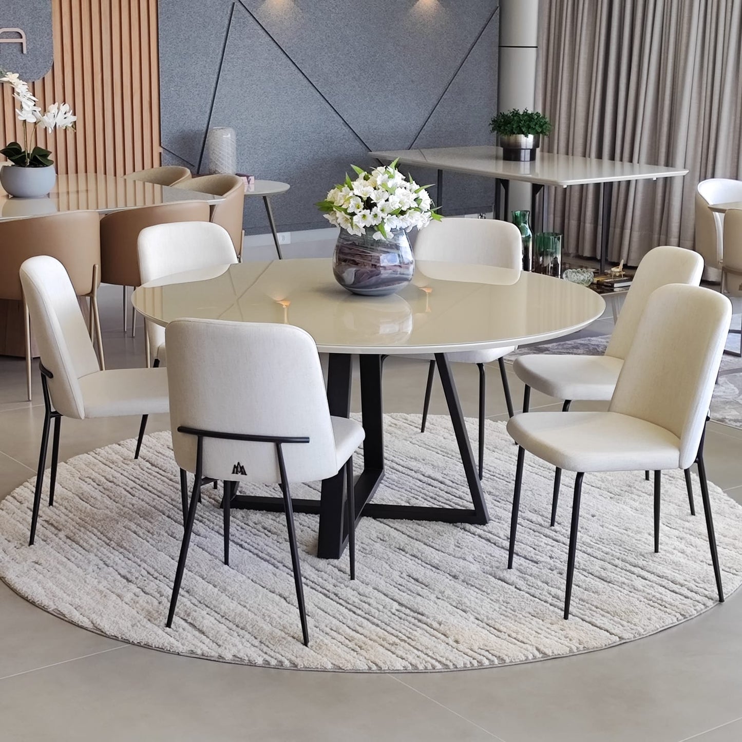 Mesa de Jantar Redonda Capri 140cm Tampo Vidro Off-White Base Aço Preto