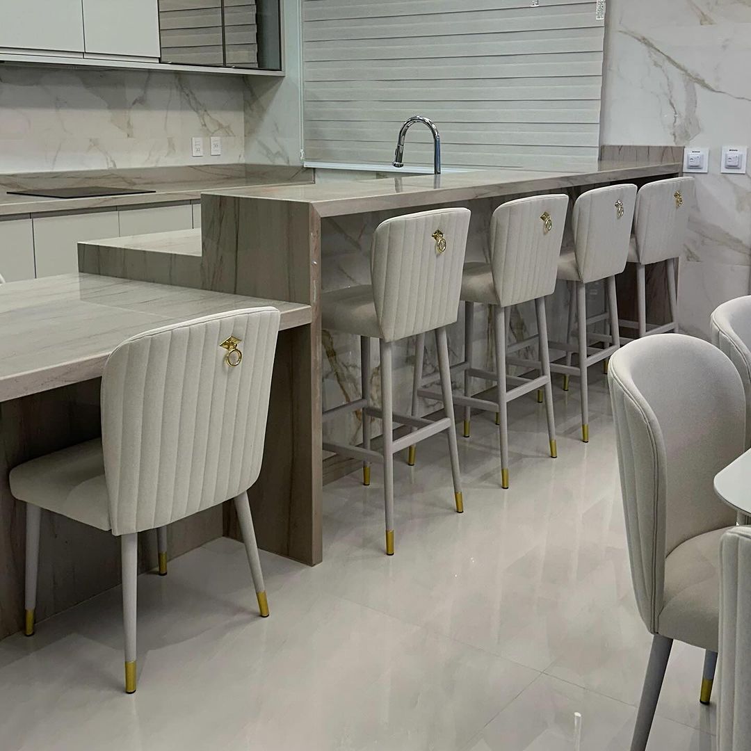 Silla Moana de madera blanca con mango en punta dorada, respaldo, asiento tapizado en tela BR130